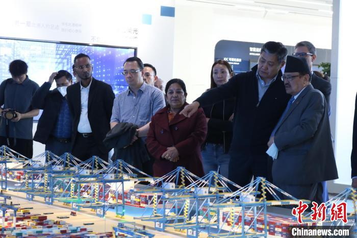 駐華使節(jié)和外交官參訪北部灣港智慧港口創(chuàng)新中心?！￡惽锵?攝