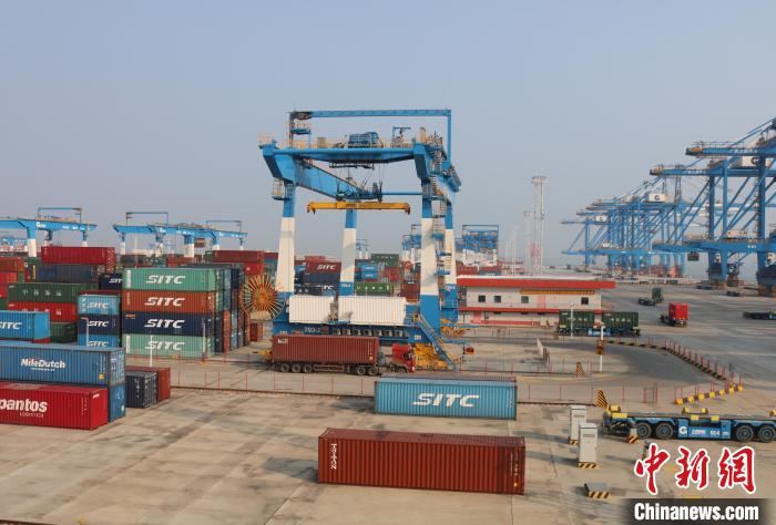 北部灣港欽州自動化集裝箱碼頭?！￡惽锵?攝