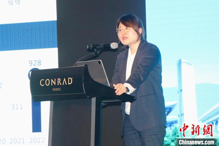 韓國大韓貿(mào)易投資振興公社外國投資監(jiān)察辦公室科長樸金蘭致辭。　萬佳欣 攝