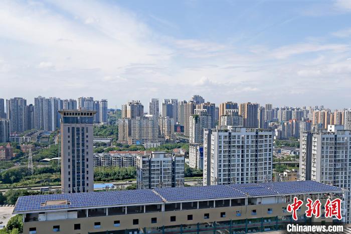 圖為輝騰能源在重慶市九龍坡區(qū)留學生創(chuàng)業(yè)園屋頂建設的光伏發(fā)電示范項目?！∈茉L企業(yè)供圖