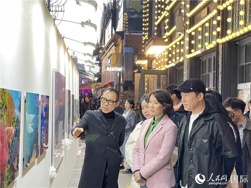 韓國(guó)中小風(fēng)險(xiǎn)企業(yè)部長(zhǎng)官李永參觀梨泰院街頭藝術(shù)展。實(shí)習(xí)生 許鵬飛攝