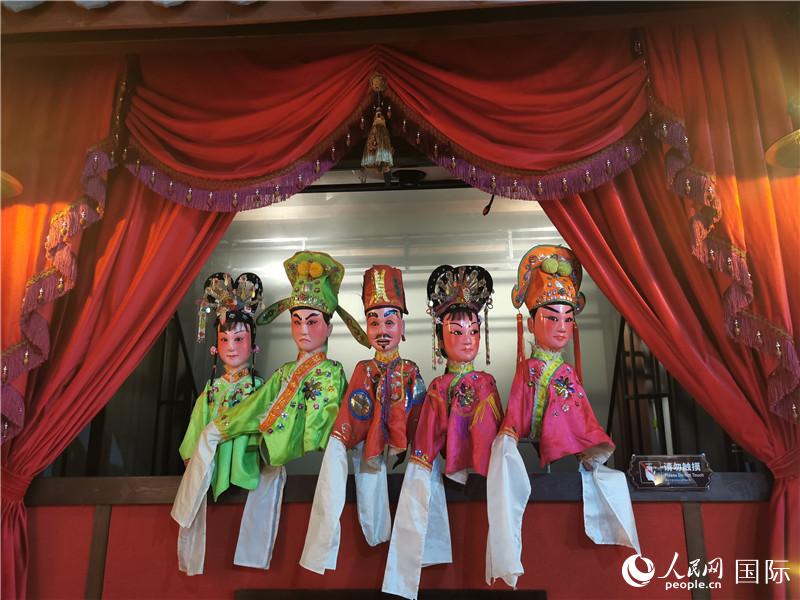 3D公仔戲臺(tái)。人民網(wǎng)記者 符園園攝