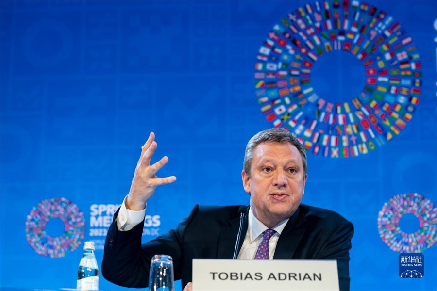 4月11日，在美國華盛頓，IMF貨幣與資本市場部主任托比亞斯·阿德里安出席記者會。新華社記者 劉杰 攝