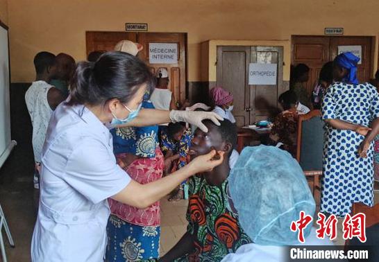 義診現(xiàn)場(chǎng)?！≈袊?guó)(寧夏)第26批援貝寧醫(yī)療隊(duì) 供圖