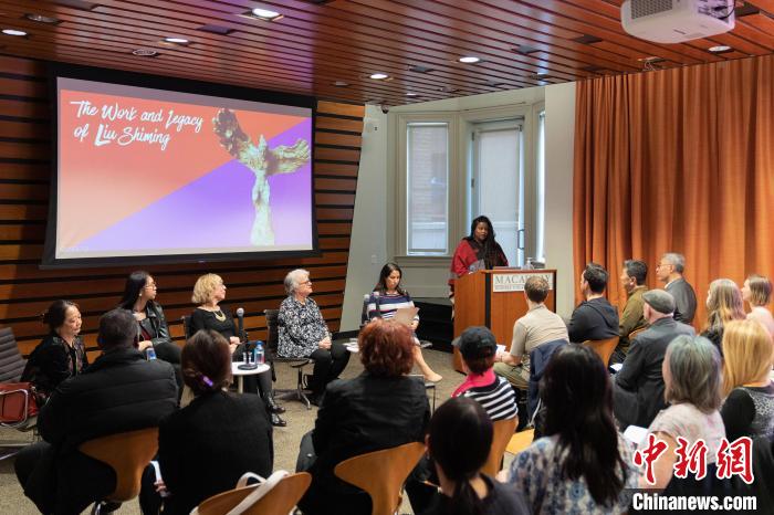 4月11日，紐約市立大學(xué)麥考利榮譽(yù)學(xué)院院長(zhǎng)達(dá)拉·伯恩主持劉士銘雕塑作品《想飛的人》收藏揭幕儀式。　劉士銘藝術(shù)基金會(huì) 供圖