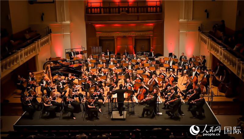 “東西之間”交響音樂會在倫敦舉辦。人民網(wǎng) 郭錦標攝