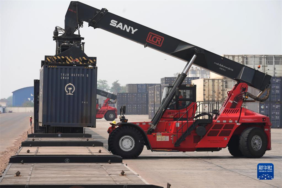 4月15日，老中鐵路有限公司的工人在老撾萬象南站裝載貨物。萬象南站是中老鐵路老撾段主要貨運站，靠近老撾與泰國邊境。因其獨特的地理位置和物流轉運配送區(qū)位優(yōu)勢，萬象南站成為中老泰等國貨物中轉的“旱碼頭”。新華社記者 邢廣利 攝