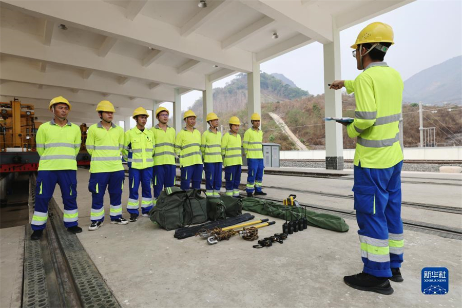 4月17日，瑯勃拉邦維保管理中心的工人在老撾瑯勃拉邦站附近進行接觸網維修保養(yǎng)演練?，槻罹S保管理中心由中國鐵路昆明局集團公司普洱基礎設施段按異地車間管理，根據昆明鐵路局與老中鐵路有限公司簽訂的中老鐵路固定設備維管合同，負責老撾境內磨丁至萬象南段工務、供電、信號等固定設備養(yǎng)護維修及管理工作。新華社記者 邢廣利 攝