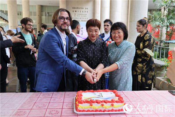 活動現(xiàn)場，田敏總領(lǐng)事與里約天主教大學(xué)孔子學(xué)院中外方院長共同切蛋糕祝賀中文日活動成功舉辦。人民網(wǎng)記者時元皓 攝