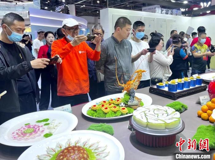 游客對展品充滿興趣?！⊥糨W文 攝