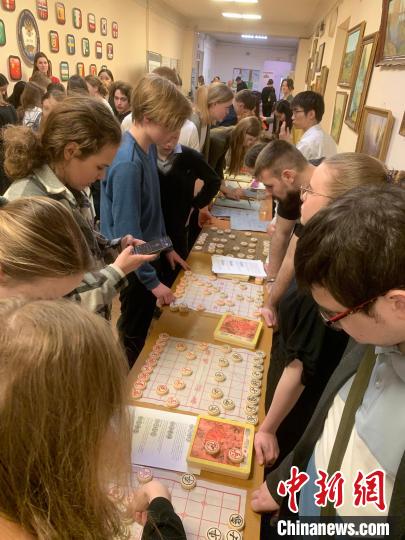 4月21日，莫斯科國立語言大學(xué)孔子學(xué)院附屬中學(xué)舉辦“國際中文日”活動(dòng)，學(xué)生們學(xué)習(xí)中國象棋。　莫斯科國立語言大學(xué)孔子學(xué)院 供圖