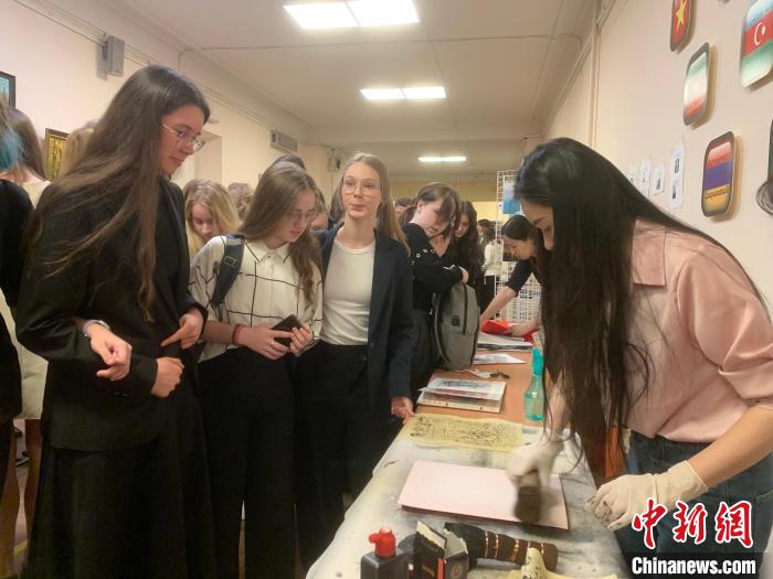 4月21日，莫斯科國立語言大學(xué)孔子學(xué)院附屬中學(xué)舉辦“國際中文日”活動(dòng)，學(xué)生們體驗(yàn)雕版印刷?！∧箍茋⒄Z言大學(xué)孔子學(xué)院 供圖