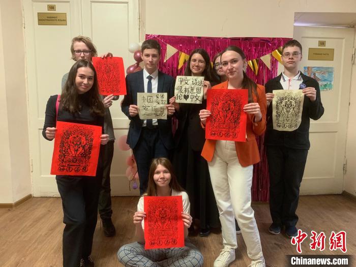 4月21日，莫斯科國立語言大學(xué)孔子學(xué)院附屬中學(xué)舉辦“國際中文日”活動(dòng)，學(xué)生們展示自己的學(xué)習(xí)成果?！∧箍茋⒄Z言大學(xué)孔子學(xué)院 供圖