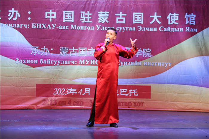 一等獎選手賀希格中學(xué)的包勒爾德表演貫口《玲瓏塔》。蒙古國立大學(xué)孔子學(xué)院供圖