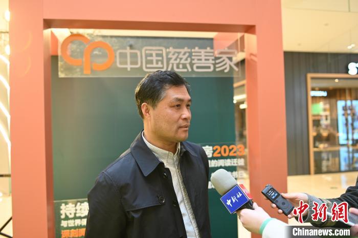 薛濤接受采訪?！∮诤Ｑ?攝