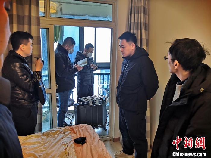 丹東市公安局民警抓捕犯罪嫌疑人，在其家中進(jìn)行搜查。　丹東市公安局供圖