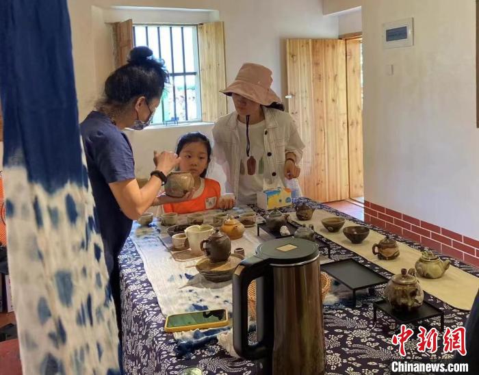 圖為：游客正在咨詢(xún)臺(tái)灣柴燒作品。　葉秋云 攝