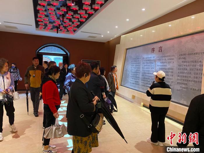 中共中央統(tǒng)戰(zhàn)部舊址里參觀者絡繹不絕?！±顣詡?攝