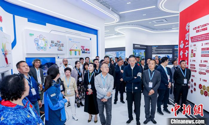 僑商、僑胞們考察金漪湖科創(chuàng)智造平臺(tái)重大基礎(chǔ)設(shè)施項(xiàng)目?！≈鬓k方供圖