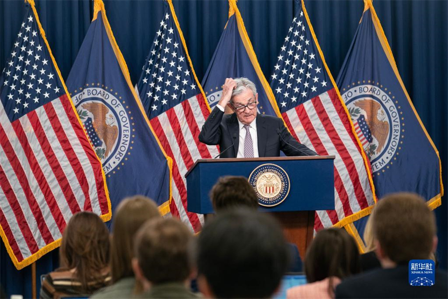 5月3日，美國聯(lián)邦儲備委員會主席鮑威爾在華盛頓出席新聞發(fā)布會。美國聯(lián)邦儲備委員會3日結(jié)束為期兩天的貨幣政策會議，宣布再次將聯(lián)邦基金利率目標區(qū)間上調(diào)25個基點到5%至5.25%之間。新華社記者劉杰攝
