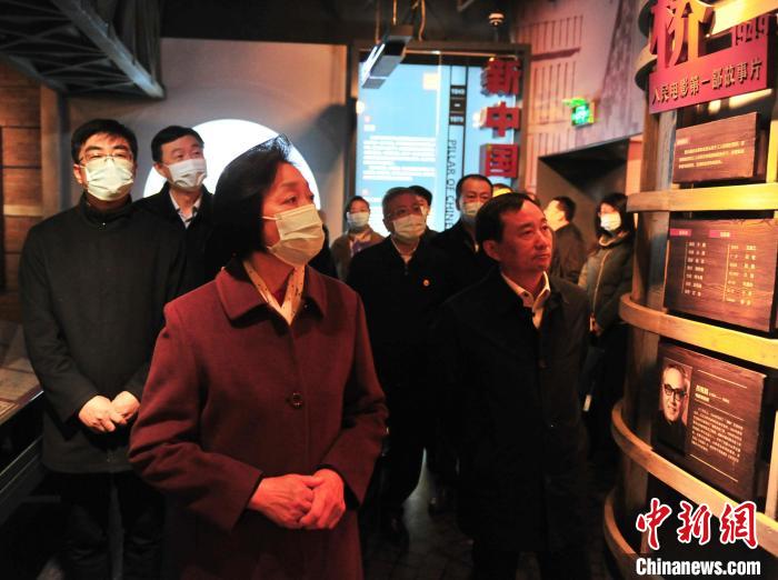 臺(tái)盟中央主席蘇輝近日率調(diào)研組赴吉林開展重點(diǎn)考察調(diào)研。圖為在長(zhǎng)影舊址博物館考察吉林特色文化產(chǎn)業(yè)發(fā)展。　高龍安 攝