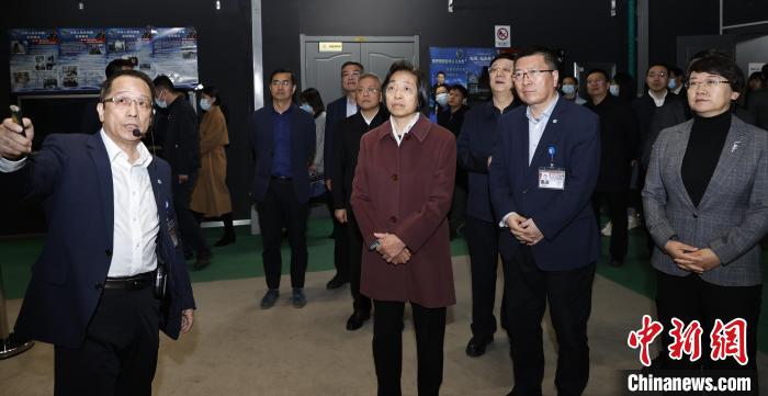 臺(tái)盟中央主席蘇輝近日率調(diào)研組赴吉林、遼寧開展重點(diǎn)考察調(diào)研。圖為在中航工業(yè)沈陽飛機(jī)設(shè)計(jì)研究所調(diào)研。　臺(tái)盟中央供圖