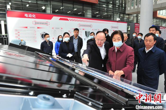 臺(tái)盟中央主席蘇輝近日率調(diào)研組赴吉林開展重點(diǎn)考察調(diào)研。圖為在中國(guó)第一汽車集團(tuán)有限公司調(diào)研?！「啐埌?攝