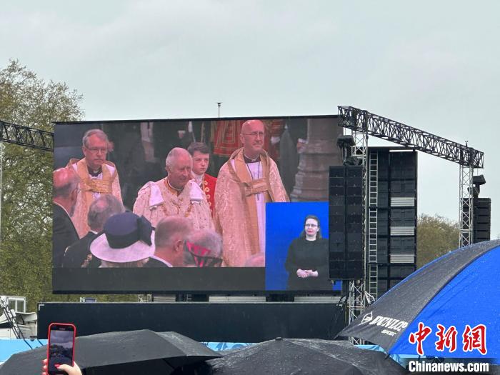 當(dāng)?shù)貢r(shí)間5月6日，英國國王查爾斯三世的加冕儀式舉行。民眾雨中觀看儀式?！W陽開宇 攝