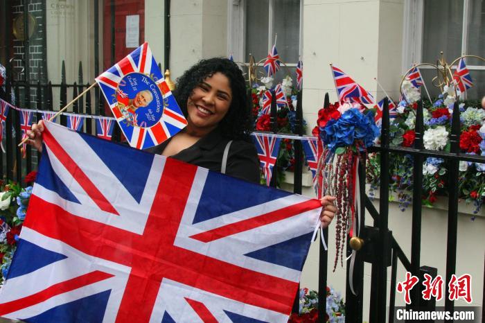 當(dāng)?shù)貢r(shí)間5月6日，英國國王查爾斯三世的加冕儀式舉行。圖為前往觀禮區(qū)的民眾?！埰?攝