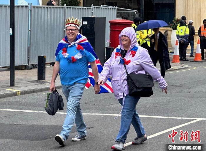 當(dāng)?shù)貢r(shí)間5月6日，英國國王查爾斯三世的加冕儀式舉行。圖為前往觀禮區(qū)的民眾?！W陽開宇 攝