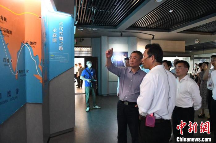 圖為蔡達(dá)峰一行在合浦漢代文化博物館考察?！×趾?攝