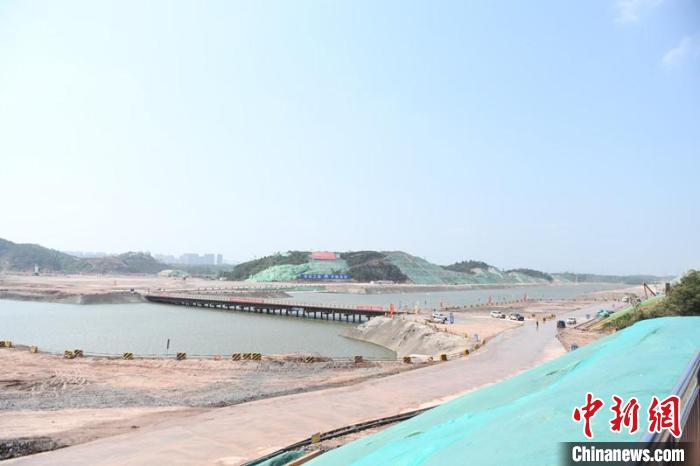 圖為平陸運(yùn)河青年樞紐工程項(xiàng)目現(xiàn)場(chǎng)?！×趾?攝