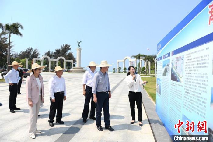 圖為蔡達(dá)峰一行了解北海銀灘景區(qū)改造提升工程情況?！×趾?攝