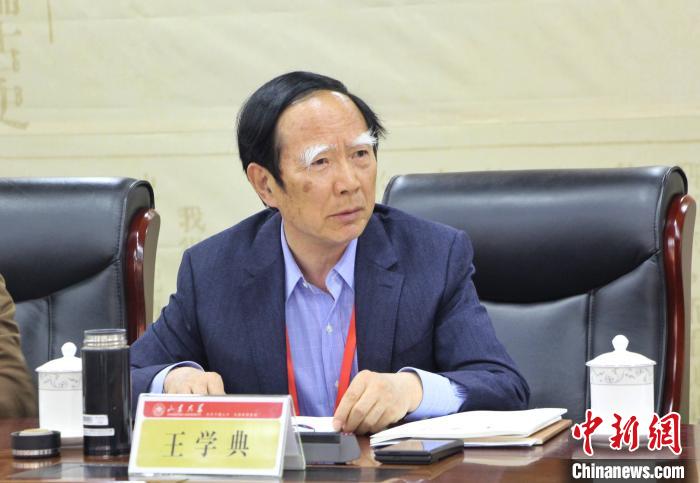山東大學(xué)儒學(xué)高等研究院執(zhí)行院長、《文史哲》雜志主編王學(xué)典主持首場主題發(fā)言?！≮w曉 攝