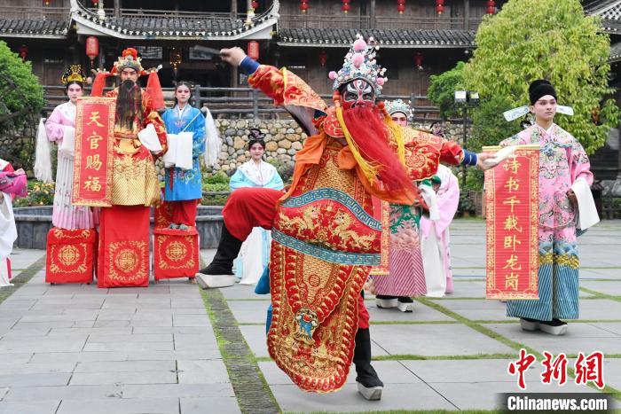 “00后”戲曲演員在楓香瑤寨表演溆浦辰河目連戲。　楊華峰 攝