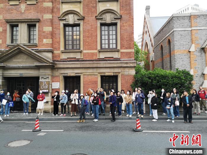 新階層人士走讀“外灘源”?！》队畋?攝