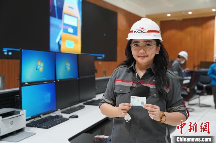 5月8日，客票系統(tǒng)負責人展示樣票。趙玅圓 攝