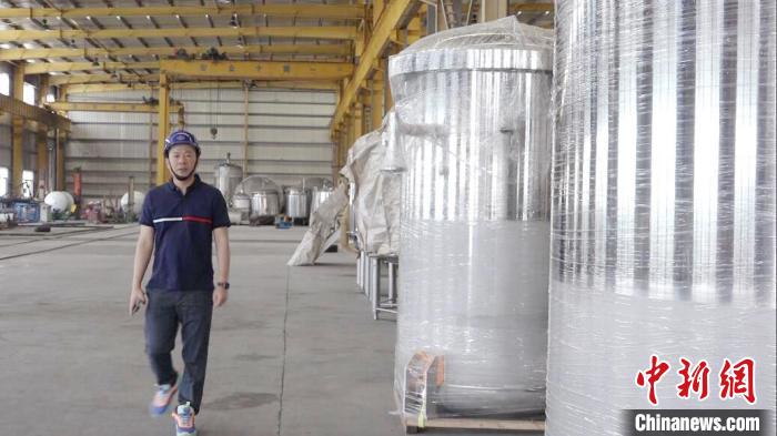 汪光典在不銹鋼罐體生產(chǎn)車間?！垈髅?攝