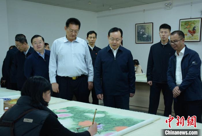 致公黨中央主席蔣作君近日率調(diào)研組赴山東開(kāi)展重點(diǎn)考察調(diào)研。圖為在菏澤市巨野縣書畫院調(diào)研?！五?攝