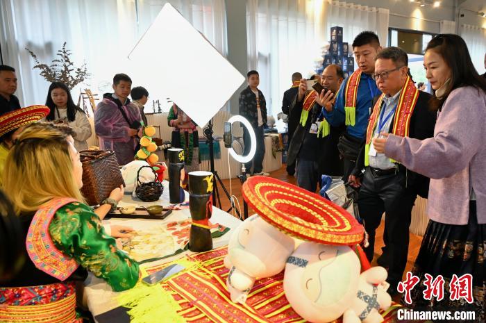 東盟國(guó)家媒體記者了解雪峰山非遺出海直播?！堊?攝