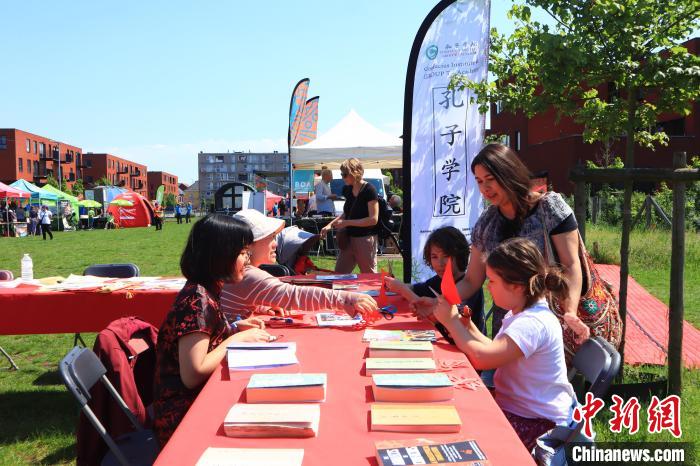 孩子們在工作坊學習剪紙?！◆斻肟鬃訉W院供圖