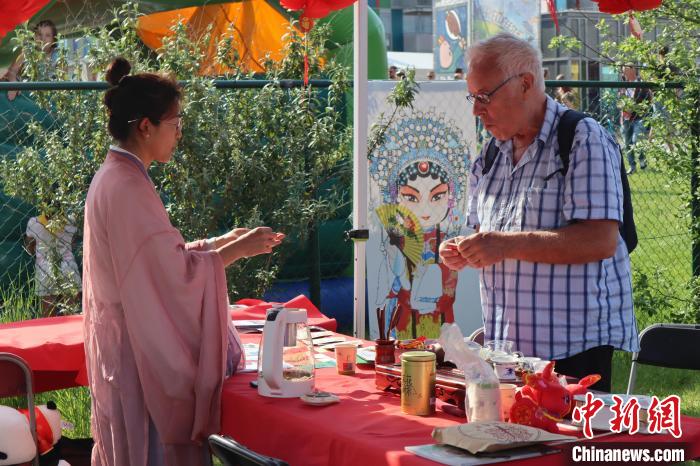 當?shù)孛癖妳⒓又袊杞榻B和品茶活動?！◆斻肟鬃訉W院供圖