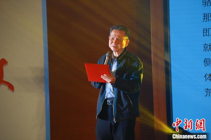 臺(tái)灣詩(shī)人白靈帶來了一首自創(chuàng)的詩(shī)歌《大戈壁》?！￠}南師范大學(xué)供圖