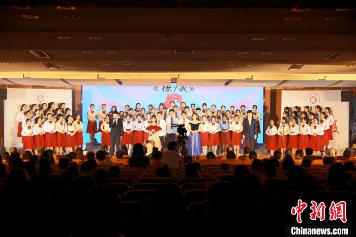 詩(shī)歌朗誦會(huì)現(xiàn)場(chǎng)?！￠}南師范大學(xué)供圖