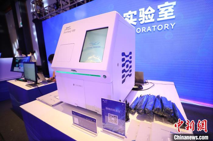 圖為發(fā)布會(huì)上展示的科技產(chǎn)品。　雷鍵 攝