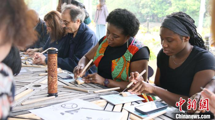 外交官們體驗嘉定竹刻?！∪A東師范大學(xué)供圖