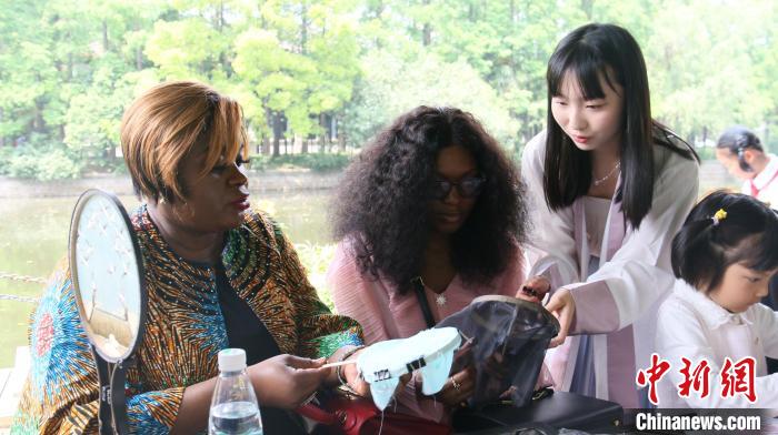 外交官們體驗做團扇?！∪A東師范大學(xué)供圖