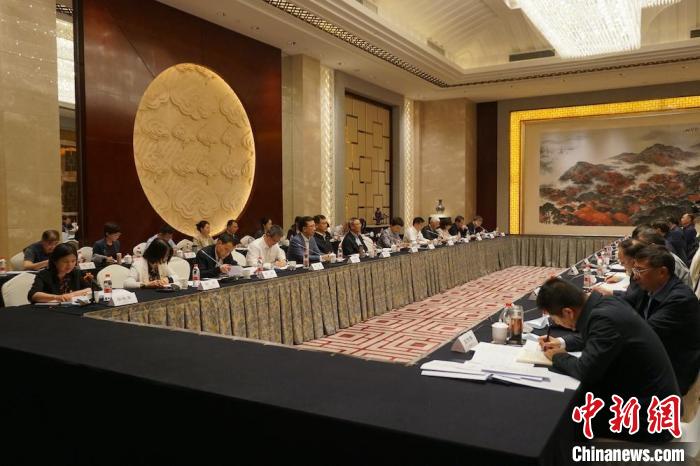 民進(jìn)中央主席蔡達(dá)峰近日率調(diào)研組赴江蘇開展重點(diǎn)考察調(diào)研。圖為在調(diào)研座談會(huì)現(xiàn)場?！∶襁M(jìn)中央供圖