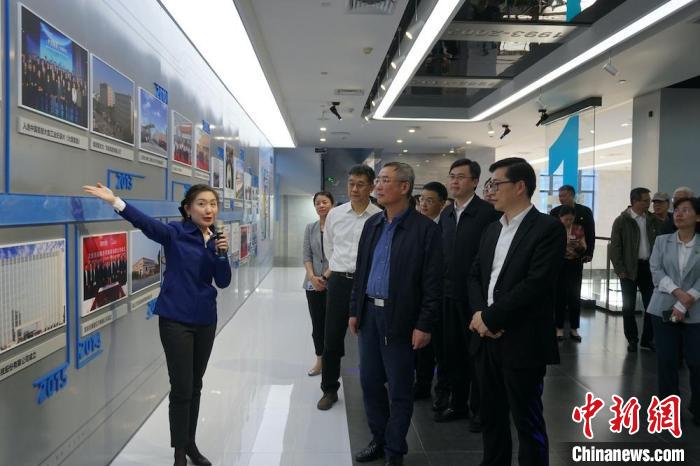 民進(jìn)中央主席蔡達(dá)峰近日率調(diào)研組赴江蘇開展重點(diǎn)考察調(diào)研。圖為在江陰實(shí)地考察雙良集團(tuán)有限公司?！O權(quán) 攝