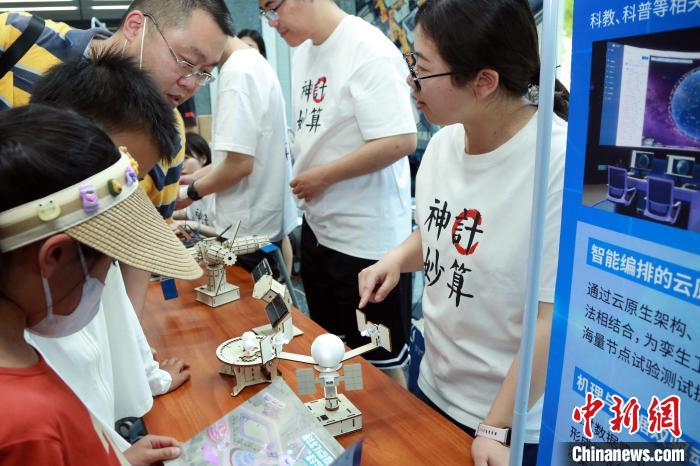 中科院計算所“神計妙算”公眾科學日活動現(xiàn)場?！≈锌圃河嬎闼?供圖